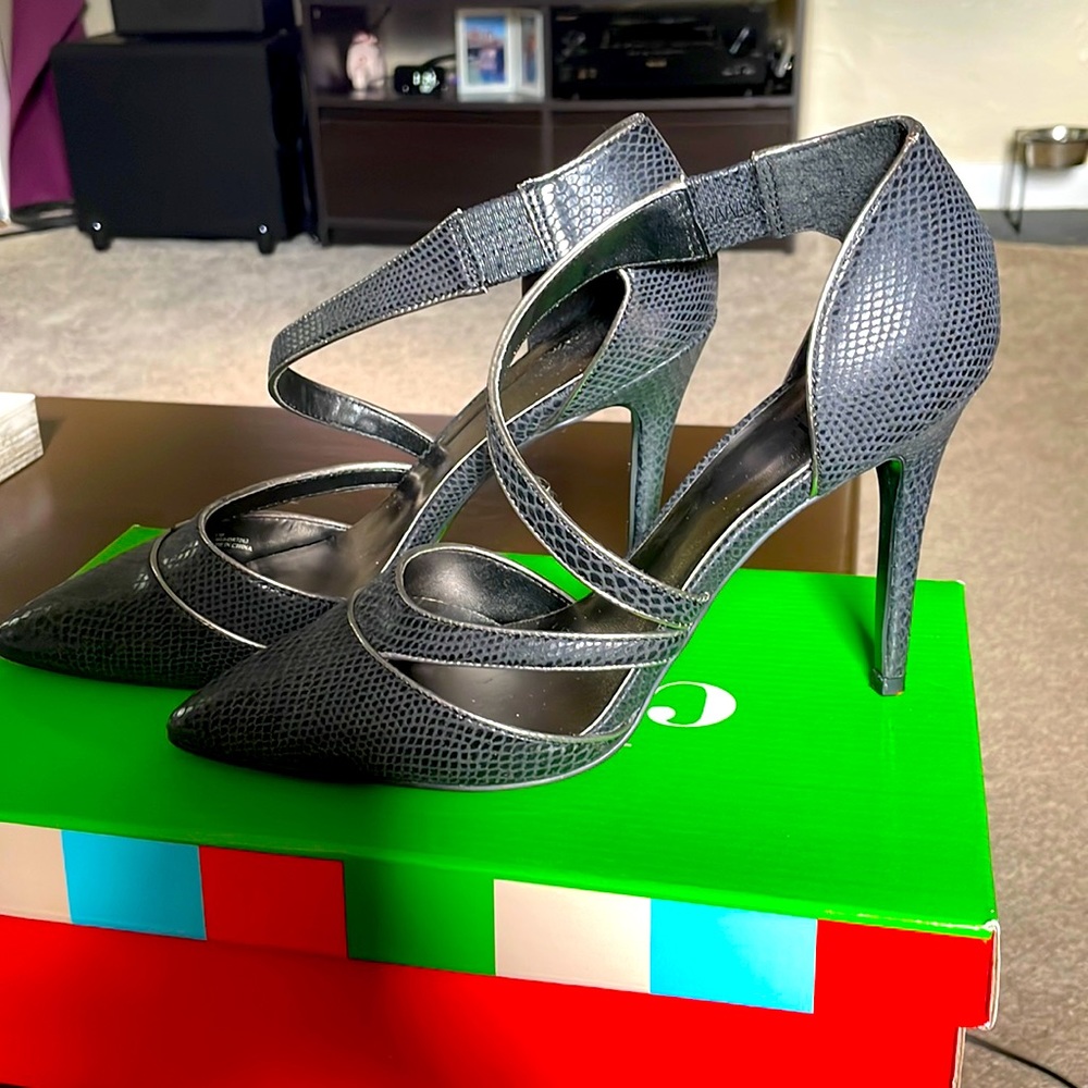 Charles by Charles David snake print pump in black pewter. Size 8